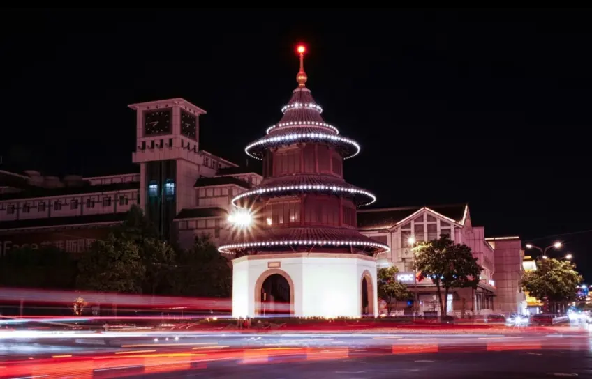 文昌阁夜景环岛车灯轨迹与亮化
