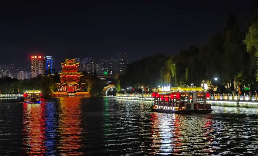 里运河夜景灯船与古塔倒影