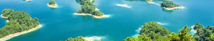 千岛湖位于浙江淳安，因湖中1078个岛屿得名，水质一级，誉称“天下第一秀水”，是中国5A级景区