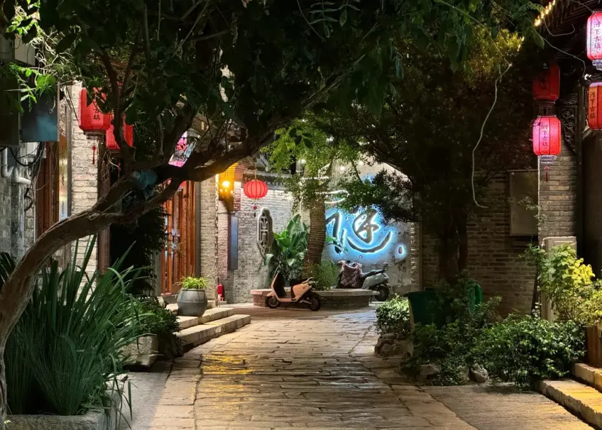 河下古鎮夜巷紅燈石徑橫圖