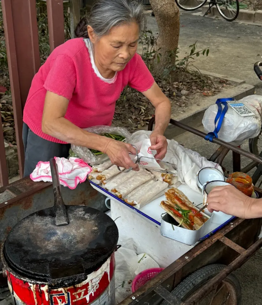 街头车摊葱包烩与酱料