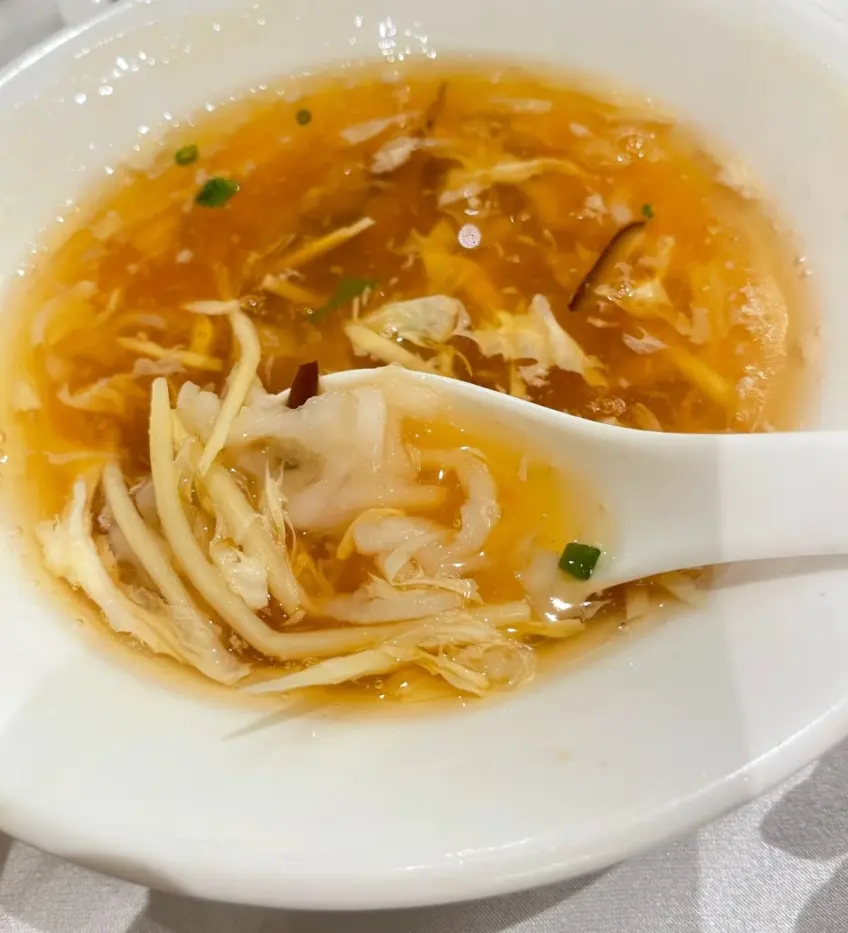 白碗宋嫂鱼羹瓷勺舀起