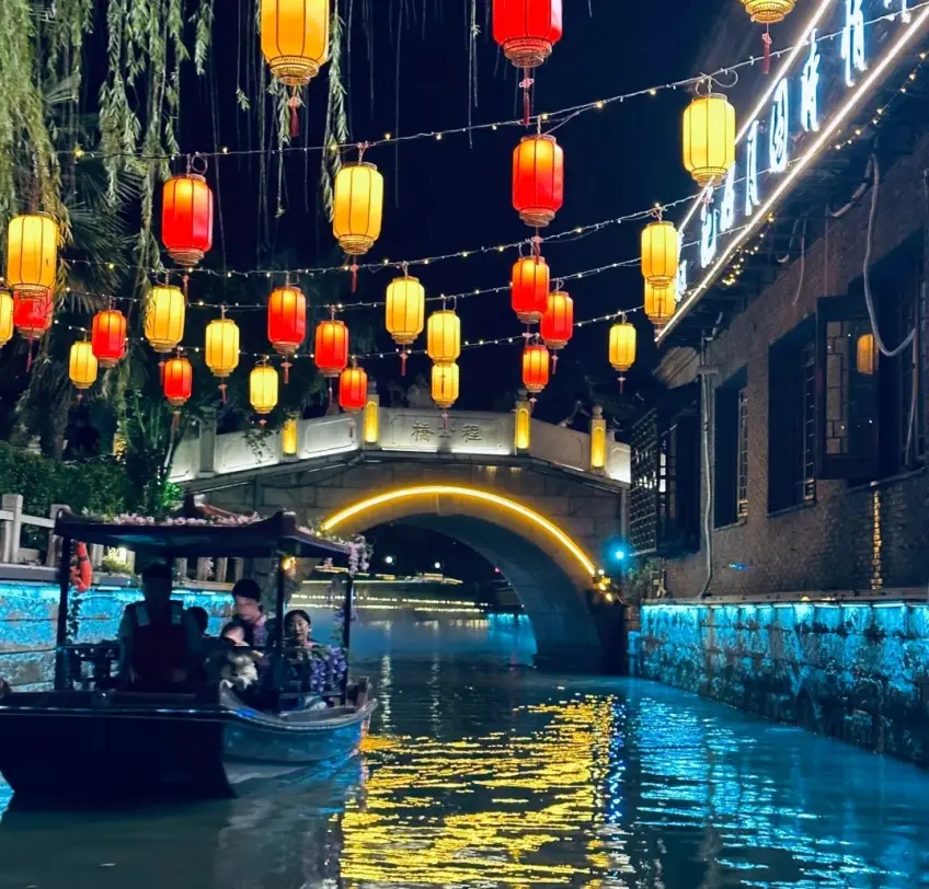 程公橋下夜航燈籠水面倒影示意