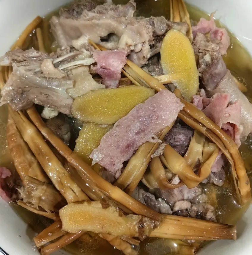 白碗笋干火腿姜片老鸭汤