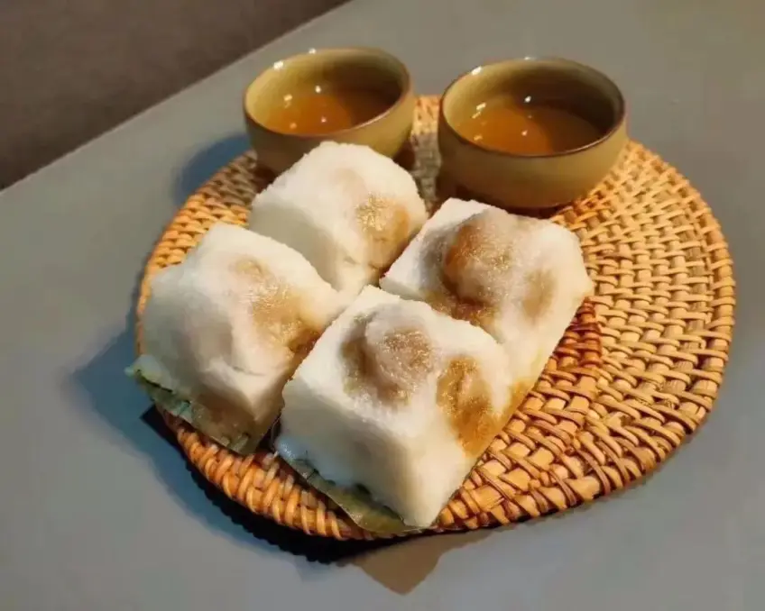 新市茶点糕块与两杯清茶