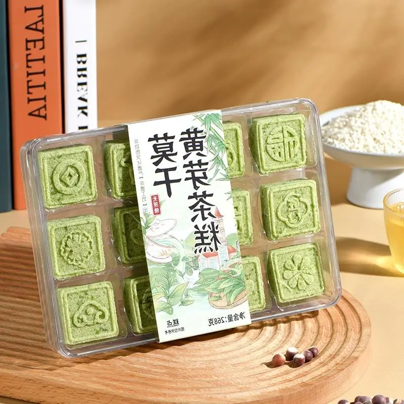 透明盒装莫干黄芽茶糕木盘特写