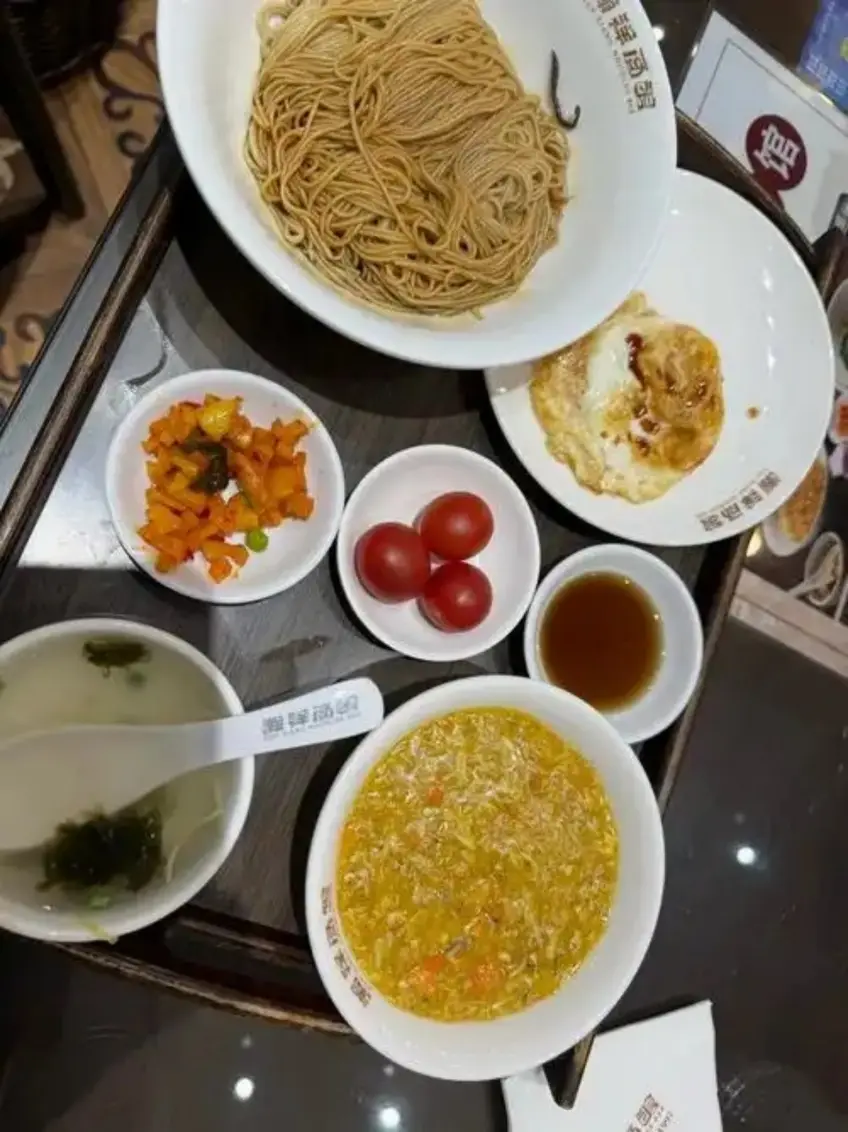翰祥本幫麵館蟹粉麵托盤豎圖