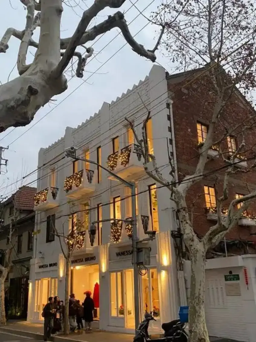 安福路梧桐與商鋪夜景豎圖
