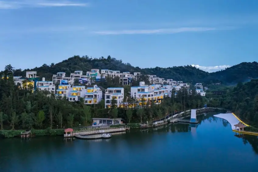 LV悬泳白墙山居夜灯与水岸全景