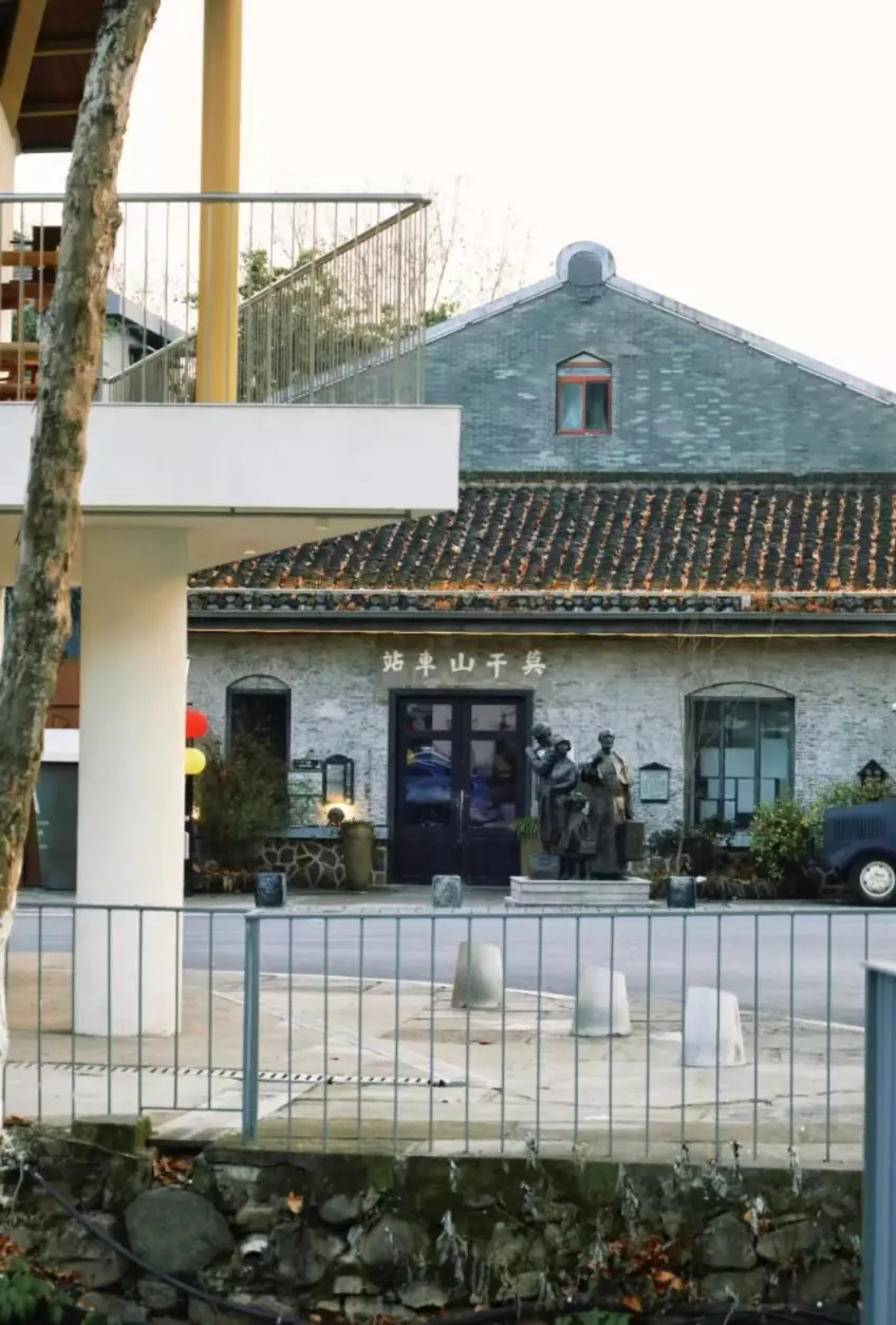 庾村莫干山车站旧址与旅人雕像