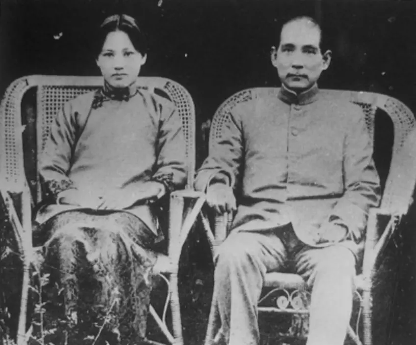 宋慶齡孫中山藤椅合影橫圖