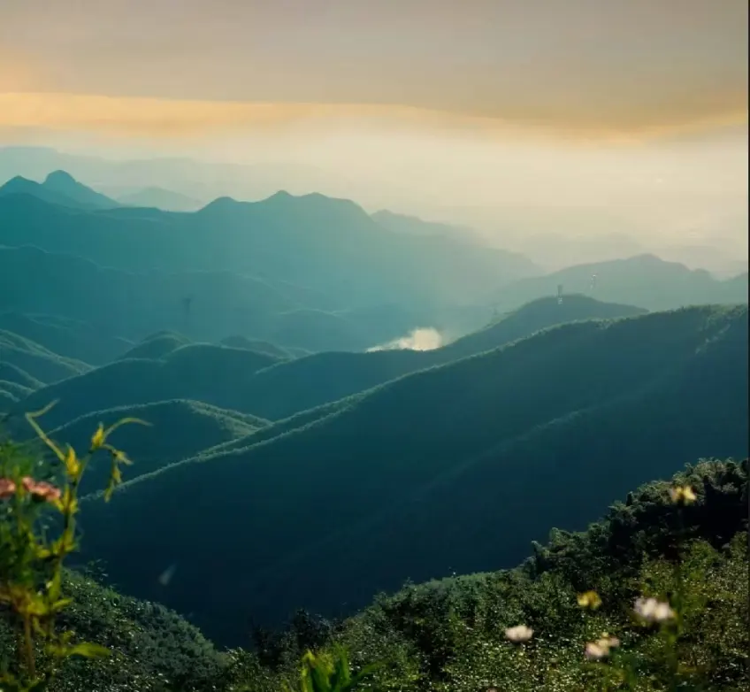 天泉山觀景臺遠眺連綿遠山