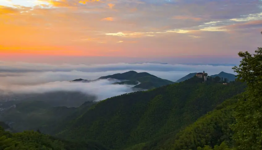 莫干山旭光台云海与山脊别墅剪影