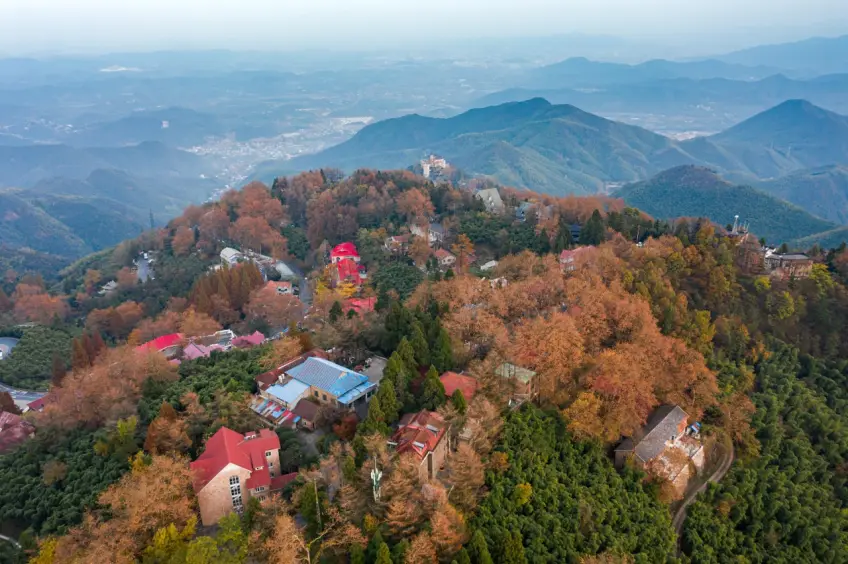 莫干山秋日山岭别墅掩映红枫竹海