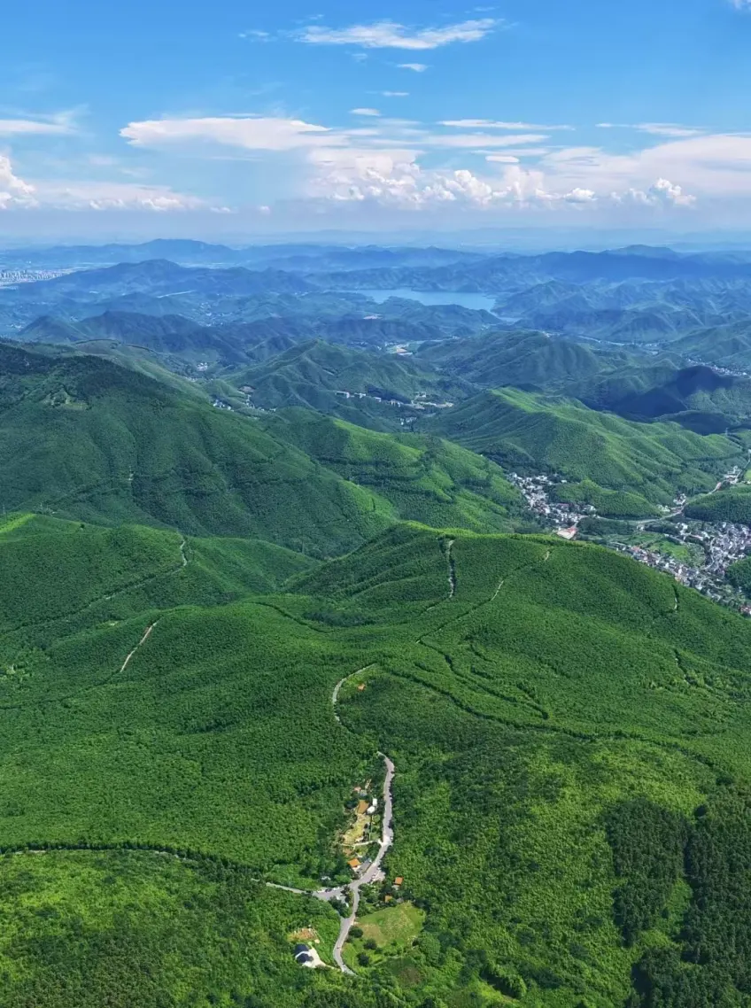 天泉山一带翠绿山峦与盘山公路