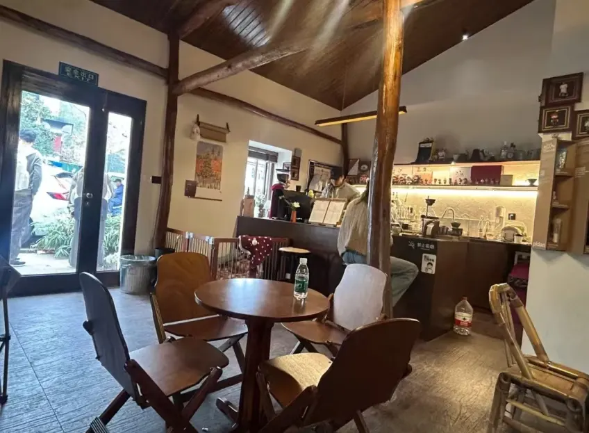 庾村木质梁柱咖啡馆吧台内景