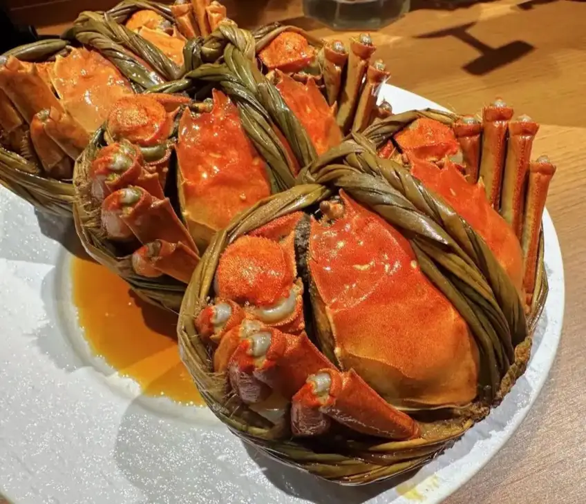 白盘三只稻草捆蒸大闸蟹