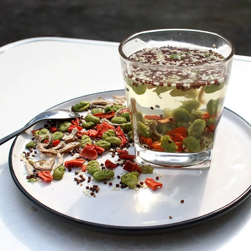 玻璃杯熏豆茶旁干料与小勺