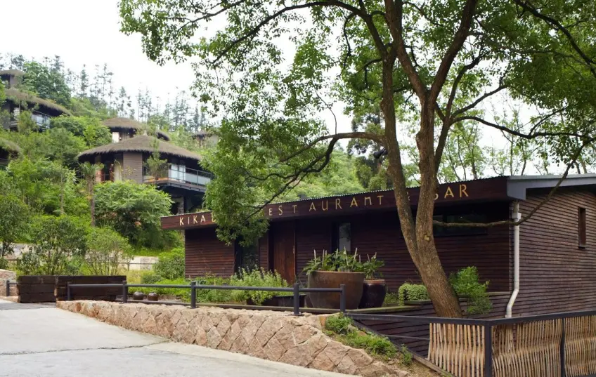 Kika餐厅木屋与山坡茅屋外景