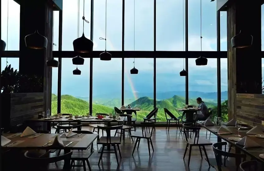 裸心堡餐厅落地窗青山与彩虹