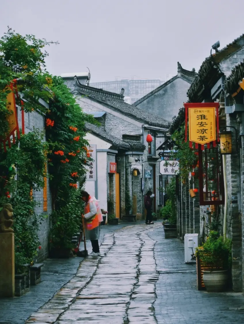 豎向示意河下巷口淮安涼茶與紙紮店招
