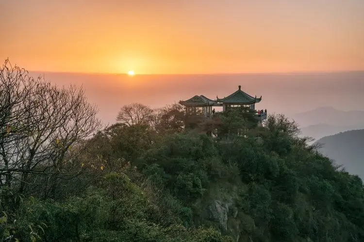 莫干山旭光臺亭臺日出金色光
