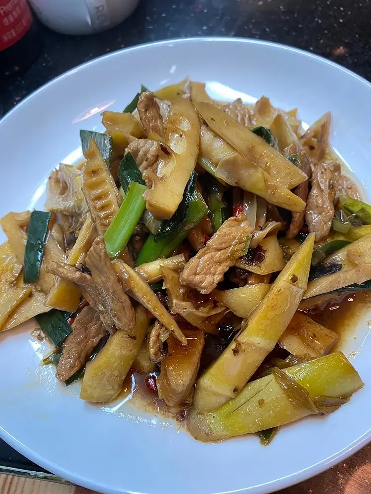 白盘春笋炒肉配葱段竖图示意