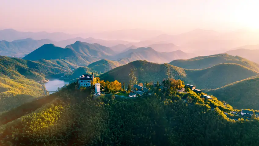 莫干山山脊別墅群與日落全景
