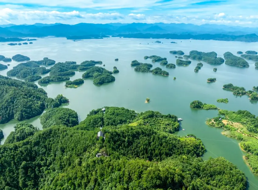 梅峰頂俯瞰千島湖碧波群島