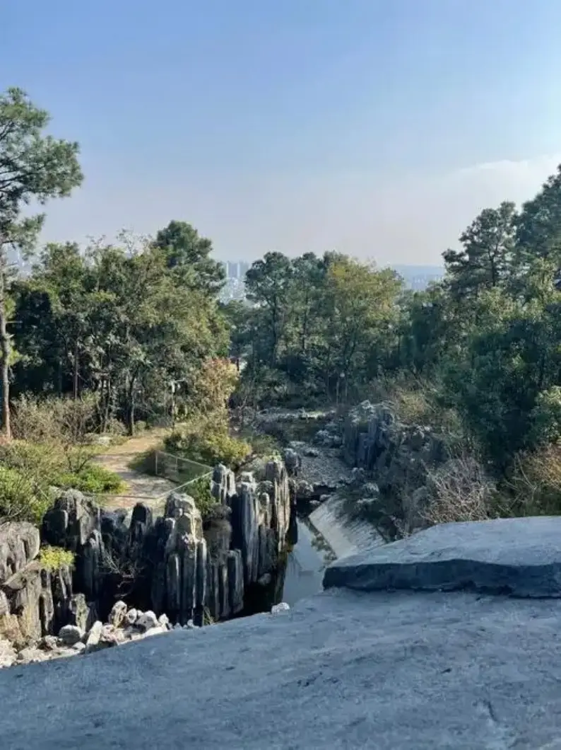 湖州小梅山石峰沟壑登山竖图