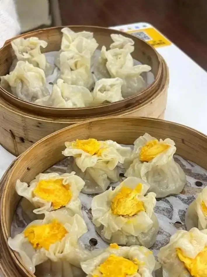 两只竹笼分装蛋黄烧麦与鲜肉烧麦