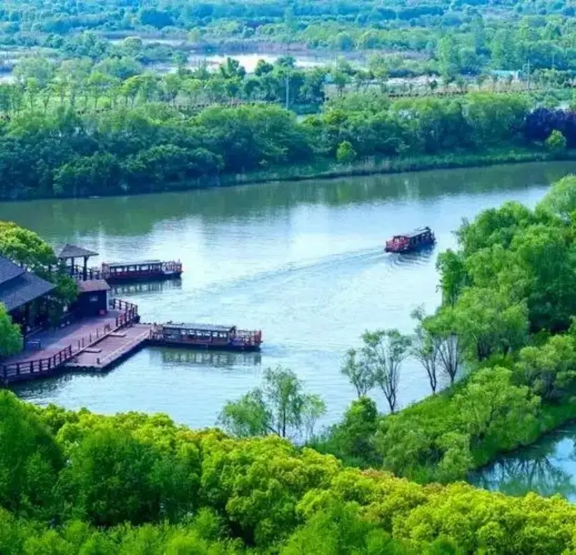 湖州太湖湿地木栈道与传统游船