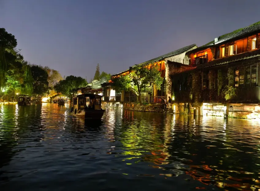 烏鎮西柵夜運河遊船與兩岸燈火