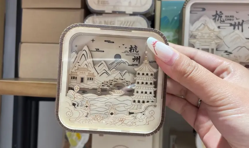 手持多層西湖木雕小夜燈