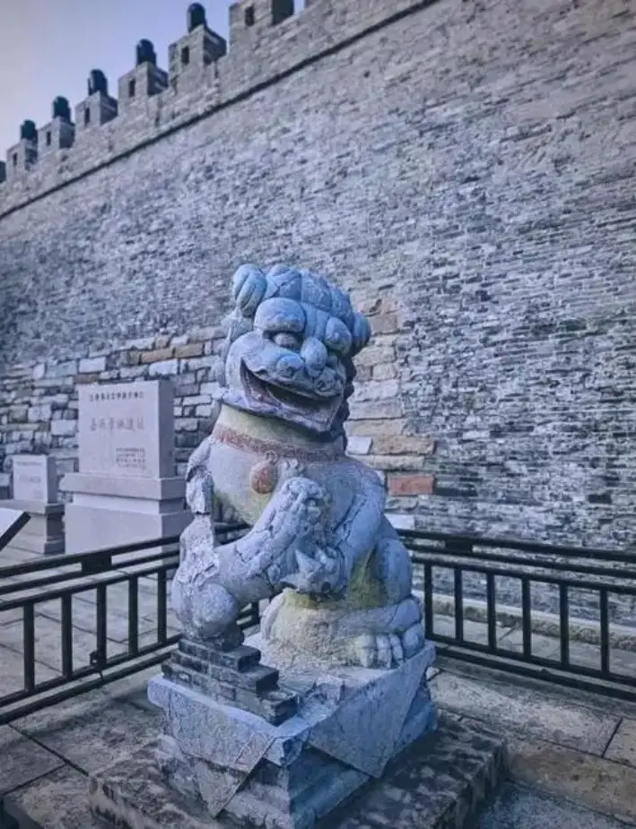 子城遗址公园谯楼城墙前明代石狮