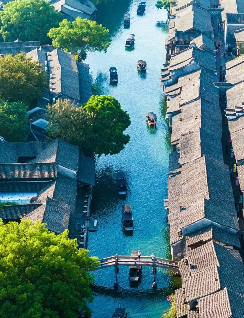 高空俯瞰碧绿河道两岸灰瓦民居