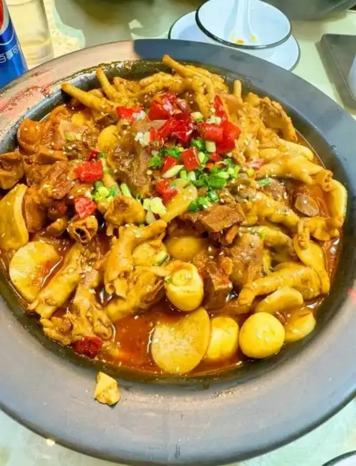 黑锅桐乡煲盛鸡爪土豆鹌鹑蛋