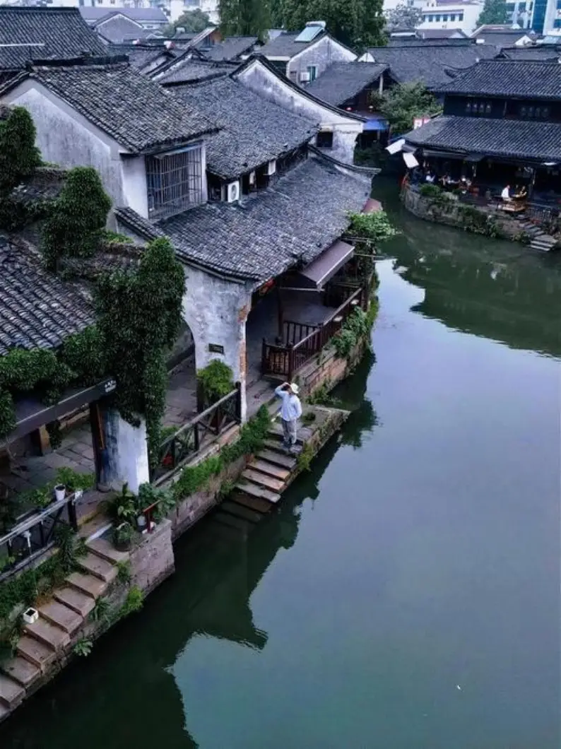水乡古镇河道两岸白墙黛瓦民居