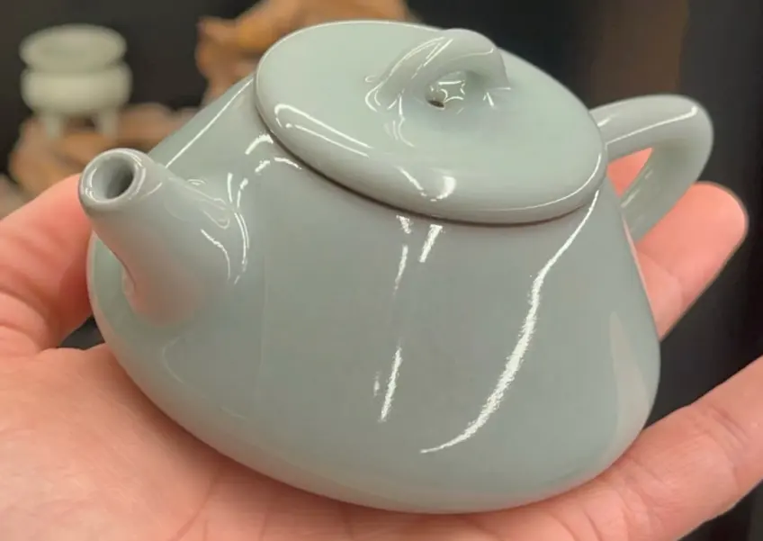 手託青釉仿官窯小茶壺特寫