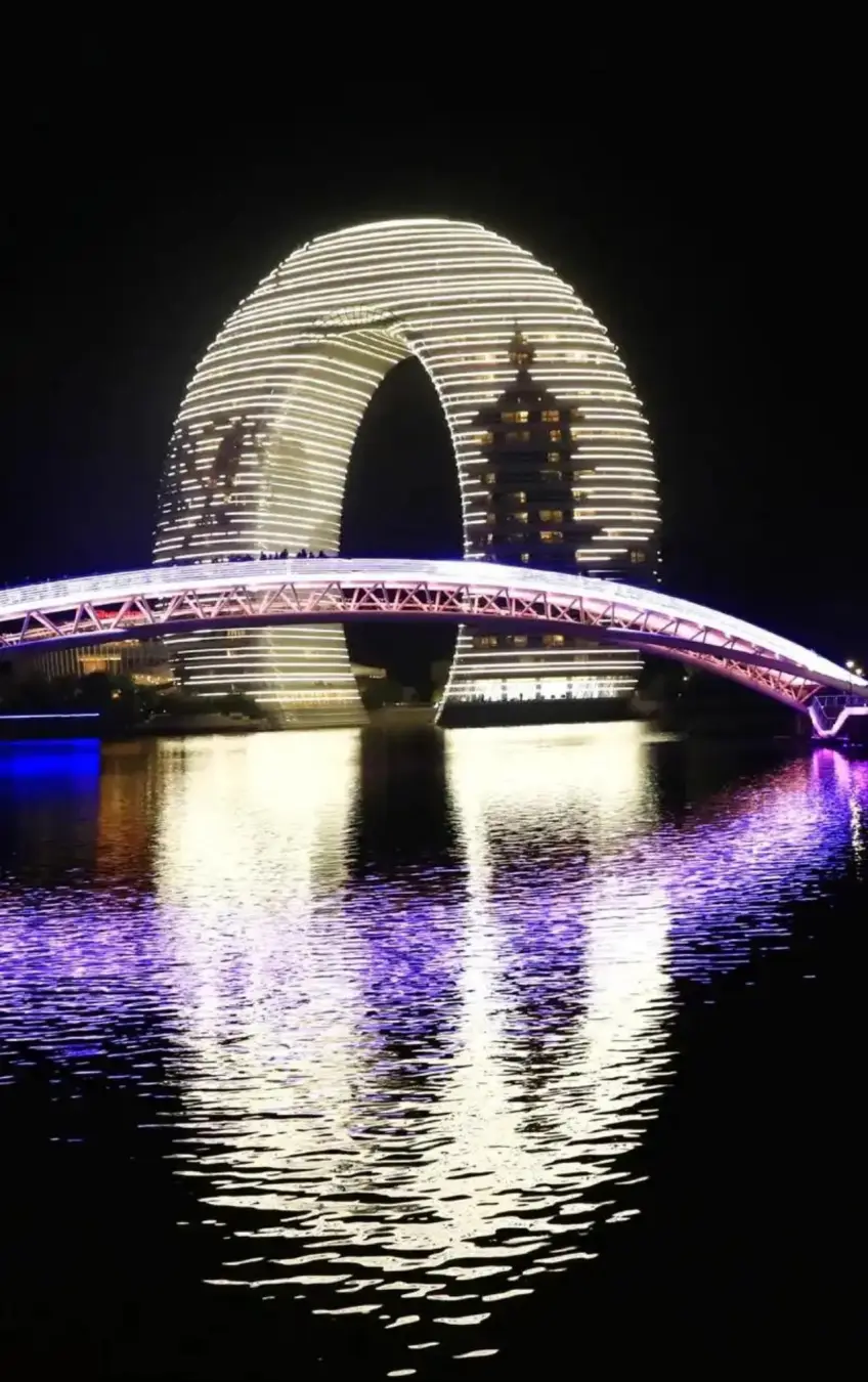 夜色月亮酒店白光环与湖面倒影