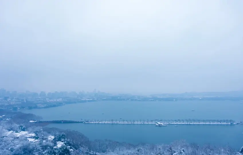 杭州西湖斷橋殘雪白堤冬景
