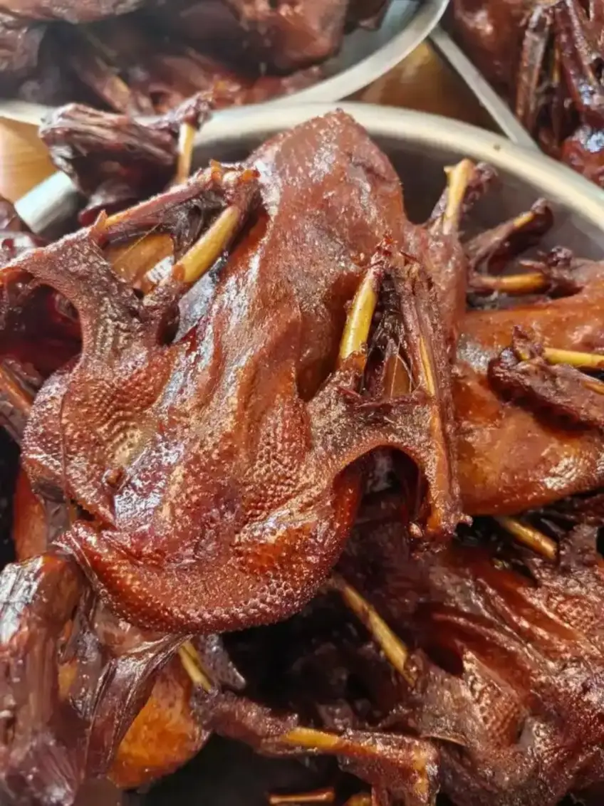 不锈钢盆中多只酱红多毛酱鸭整只