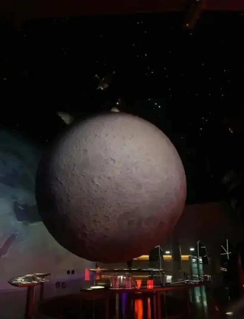 星空背景下的巨型月球模型展厅