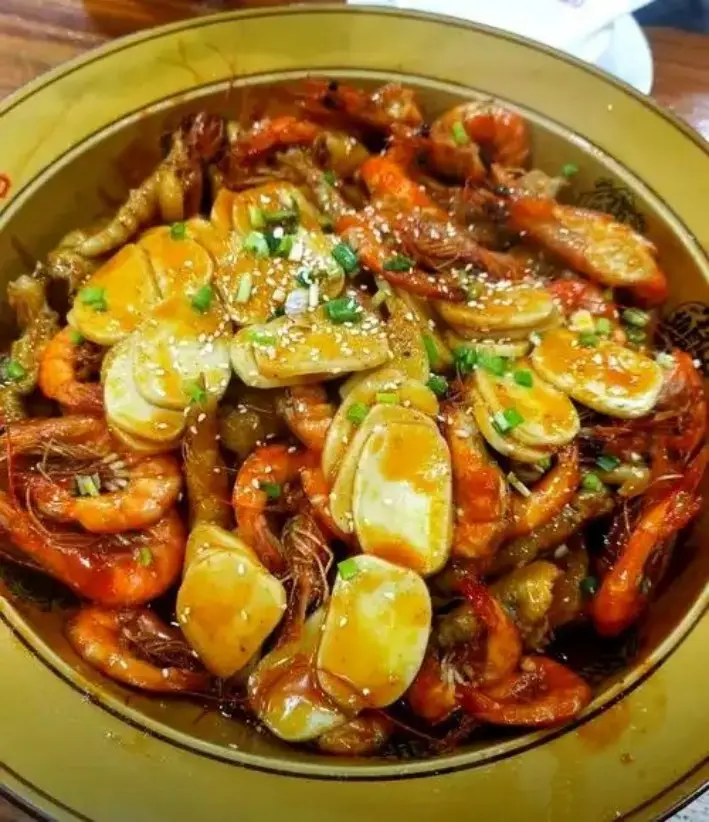 大碗桐乡煲含虾鸡爪与年糕片