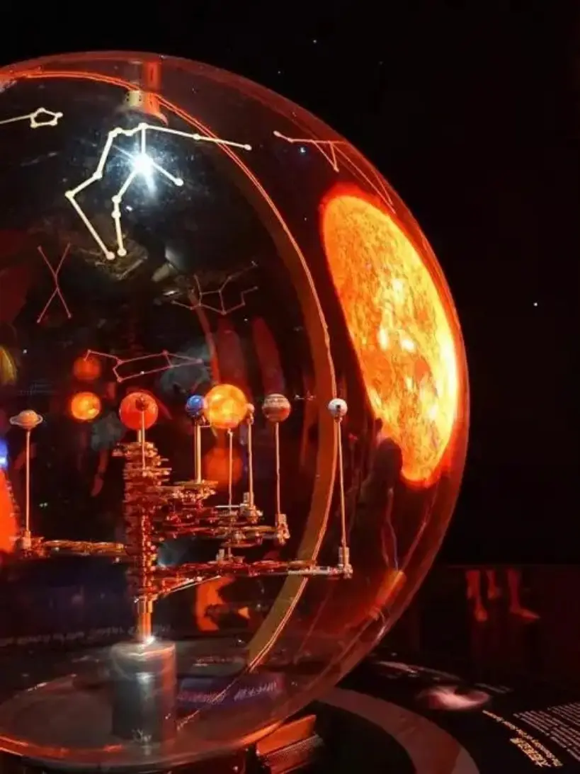 玻璃球内太阳系行星机械运转模型