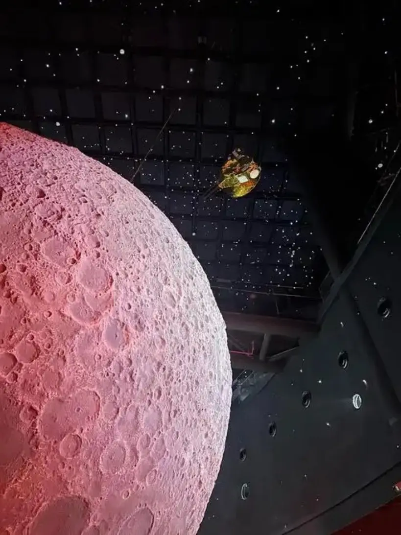 月球表面模型与悬空卫星展陈