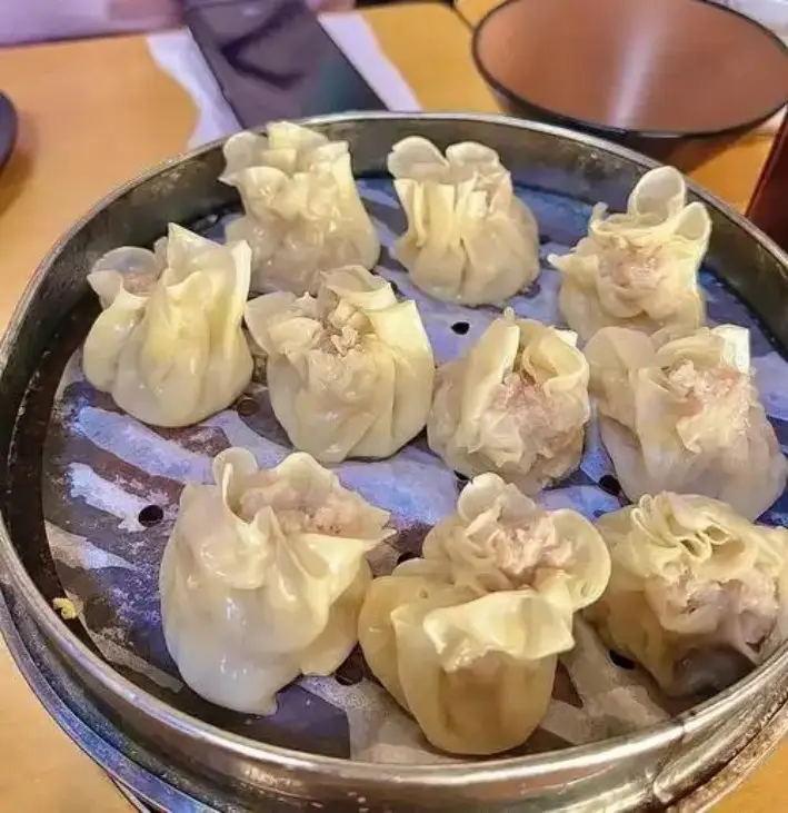 金属蒸笼中刚出锅的嘉兴烧麦