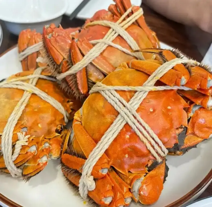 清蒸太湖大闸蟹绳绑装盘特写