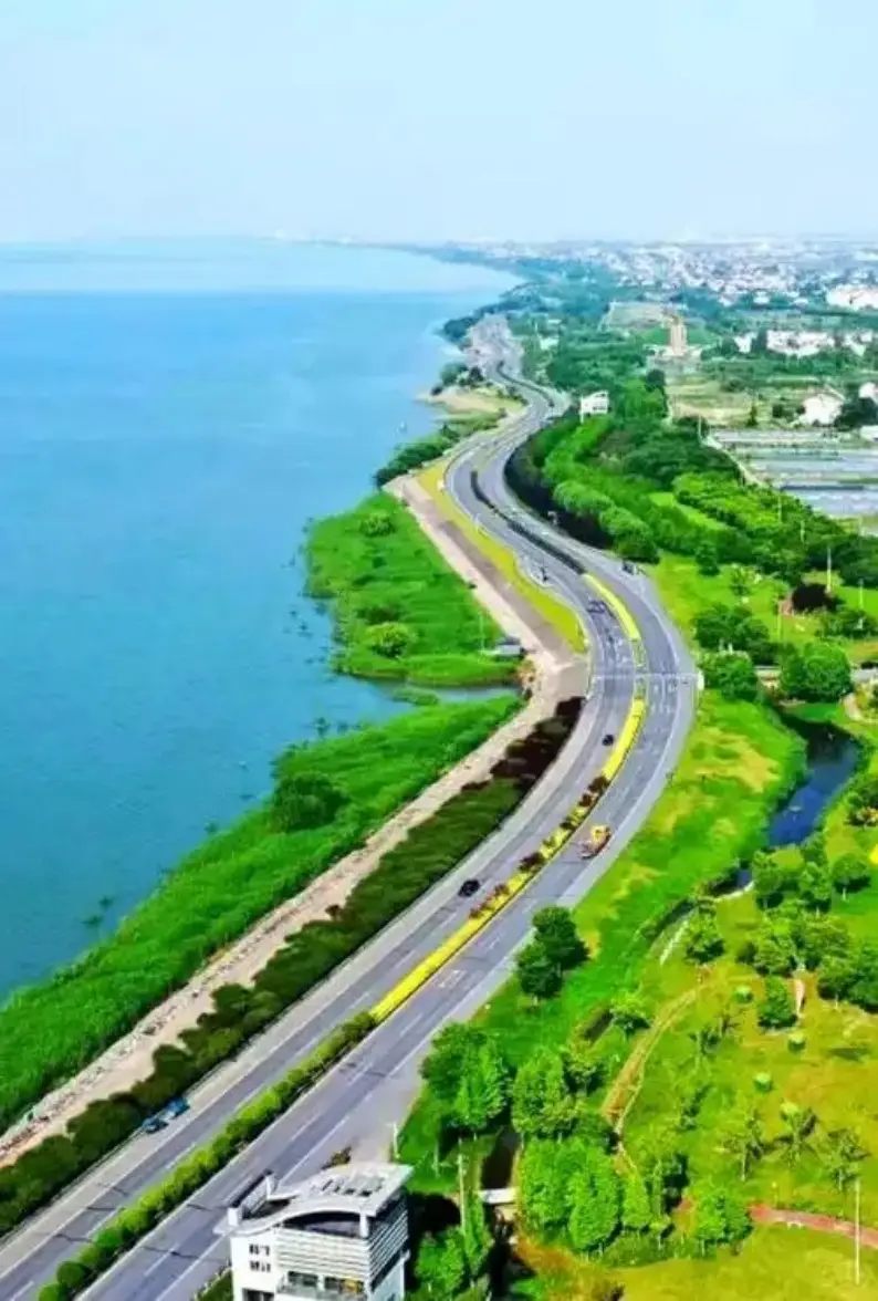 太湖环湖公路沿岸碧波航拍全景