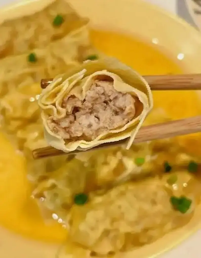 木筷夹起千张包露出肉馅截面